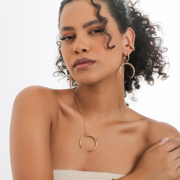 COLAR LUNA COM CHIFRE REDONDO DE METAL E ARGOLA LUNA ARTICULADO COM CHIFRE REDONDO DE METAL