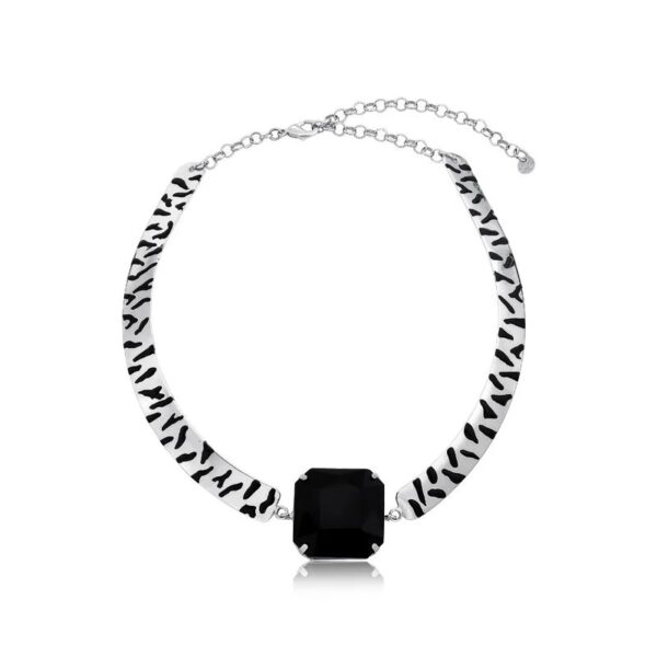 COLAR (CHOKER) SAFARI COM DETALHES INSPIRADOS NA ZEBRA COM PEDRAL CENTRAL