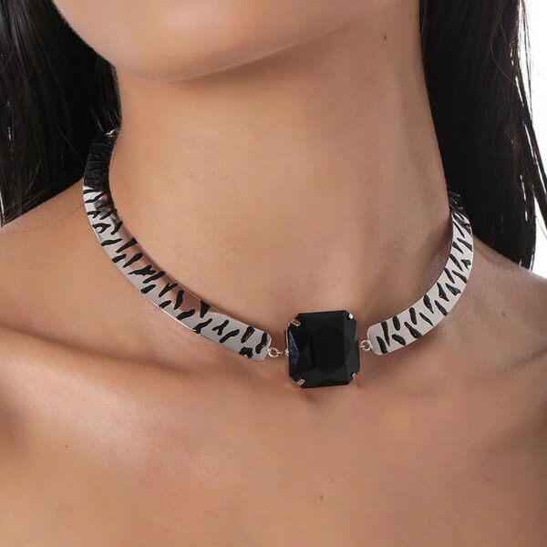 COLAR (CHOKER) SAFARI COM DETALHES INSPIRADOS NA ZEBRA COM PEDRAL CENTRAL - Image 2
