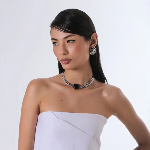 COLAR (CHOKER) SAFARI COM DETALHES INSPIRADOS NA ZEBRA COM PEDRAL CENTRAL - Image 3